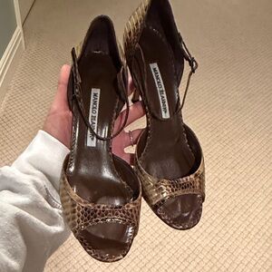 Manolo Blahnik Elegant Brown Snakeskin Heels